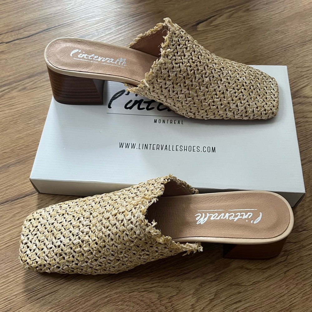 L’intervalle - BRAND NEW with box. Low, square toe heel. Raffia. Cream colour.
